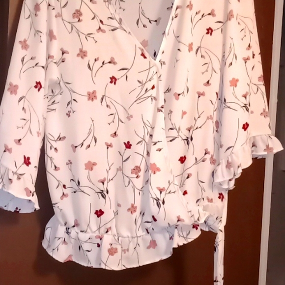 Floral Blouse 🌼 - Picture 8 of 9